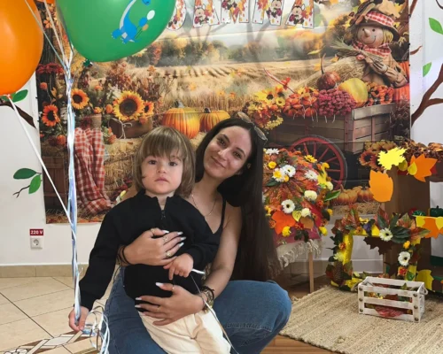 Vladimir și mama lui la ziua de naștere, 2 ani, sărbătorită la Clubul Buburuzelor.